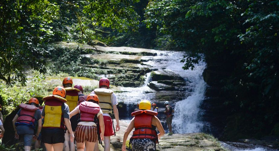 Watervalbezoek tijdens het raften